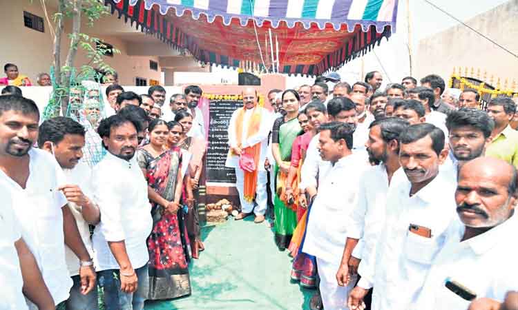 రైతులు పండించిన ధాన్యాన్ని కేంద్రం కొనుగోలు చేయాలి