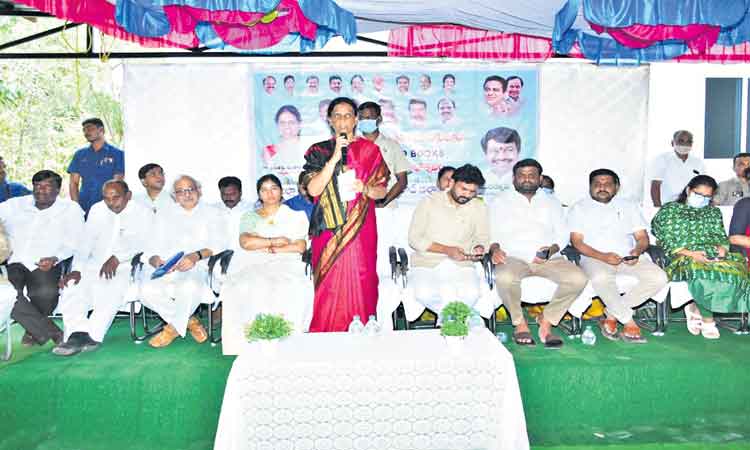 పట్టుదలతో చదివి ఉద్యోగాలు సాధించాలి