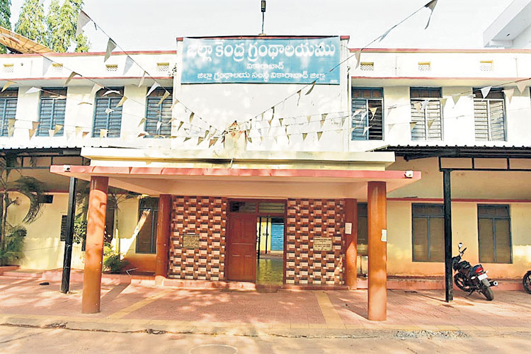 కొలువు కోసం.. కోరిన పుస్తకం