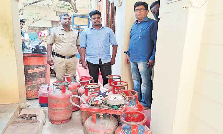 అసాంఘిక కార్యకలాపాలను అరికట్టాలి