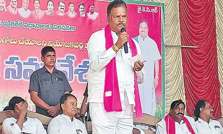 ధాన్యాన్ని కొనేదాకా కొట్లాడుదాం