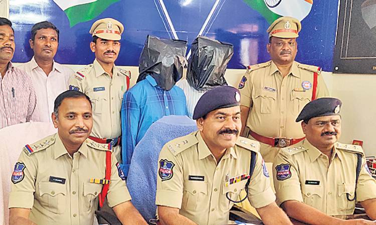 కల్లు దుకాణాలే అడ్డా.. ఒంటరి మహిళలే టార్గెట్‌