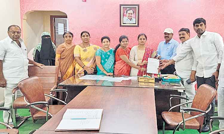 షరతులు లేకుండా ధాన్యం కొనుగోలు చేయాలి