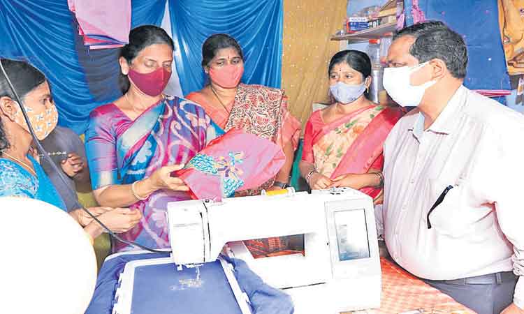 స్వయంగా రాణిస్తూ.. వ్యాపారాల్లో ఎస్‌హెచ్‌జీ మహిళలు సక్సెస్‌