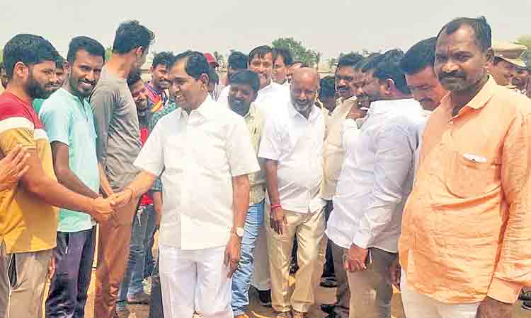 యువత క్రీడా రంగంలో రాణించాలి