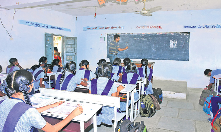 టీచర్ల ఖాళీలు 1035