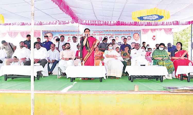 బతుకులు మార్చగా.. బంధువై వచ్చె..