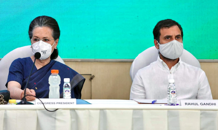 గాంధీలు తప్పుకోవాలి