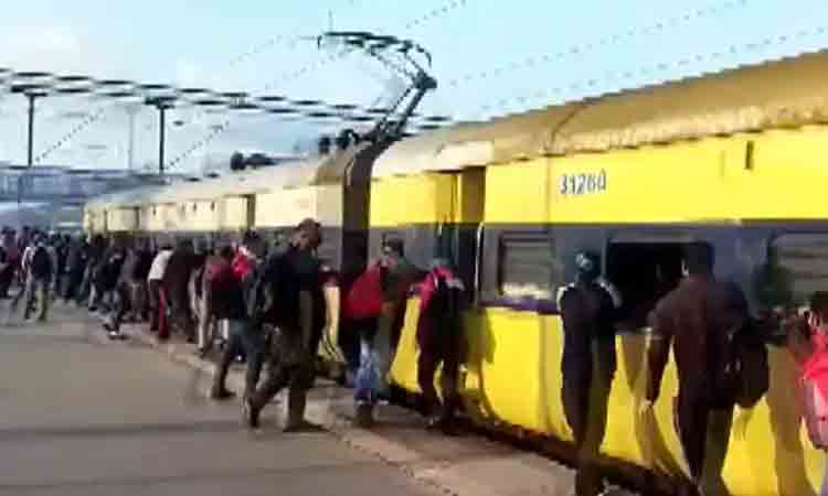 Railway | రైలు బోగీలను నెట్టుకుంటూ ముందుకు తీసుకెళ్లిన ప్రయాణికులు.. ఎక్కడంటే?