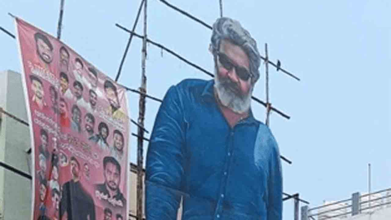 Rajamouli cut out | హీరోల‌ను మించిన క్రేజ్‌..ట్రెండ్ సెట్ట‌ర్ రాజ‌మౌళికి భారీ క‌టౌట్