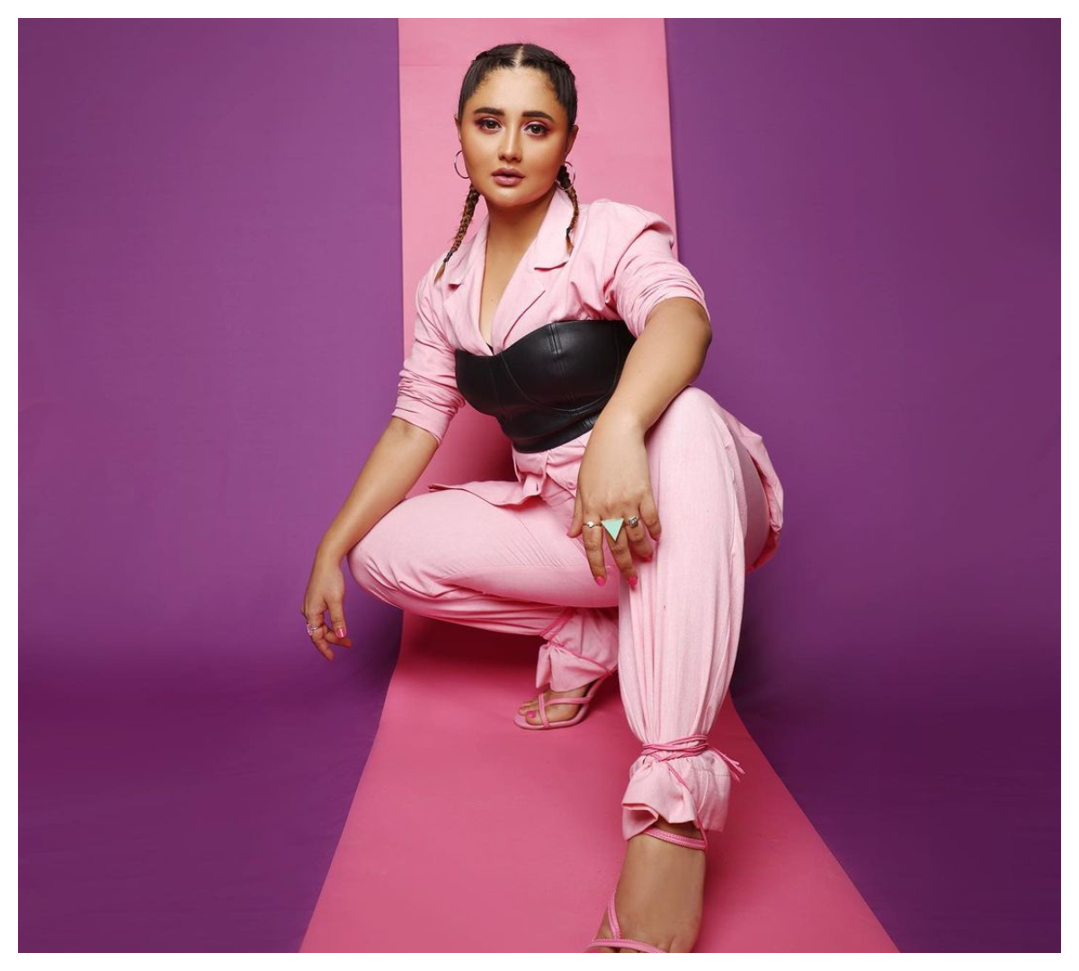 Rashami Desai | గులాబీ క‌ల‌ర్ డ్రెస్‌లో కేకపెట్టిస్తున్న రష్మీ దేశాయ్..