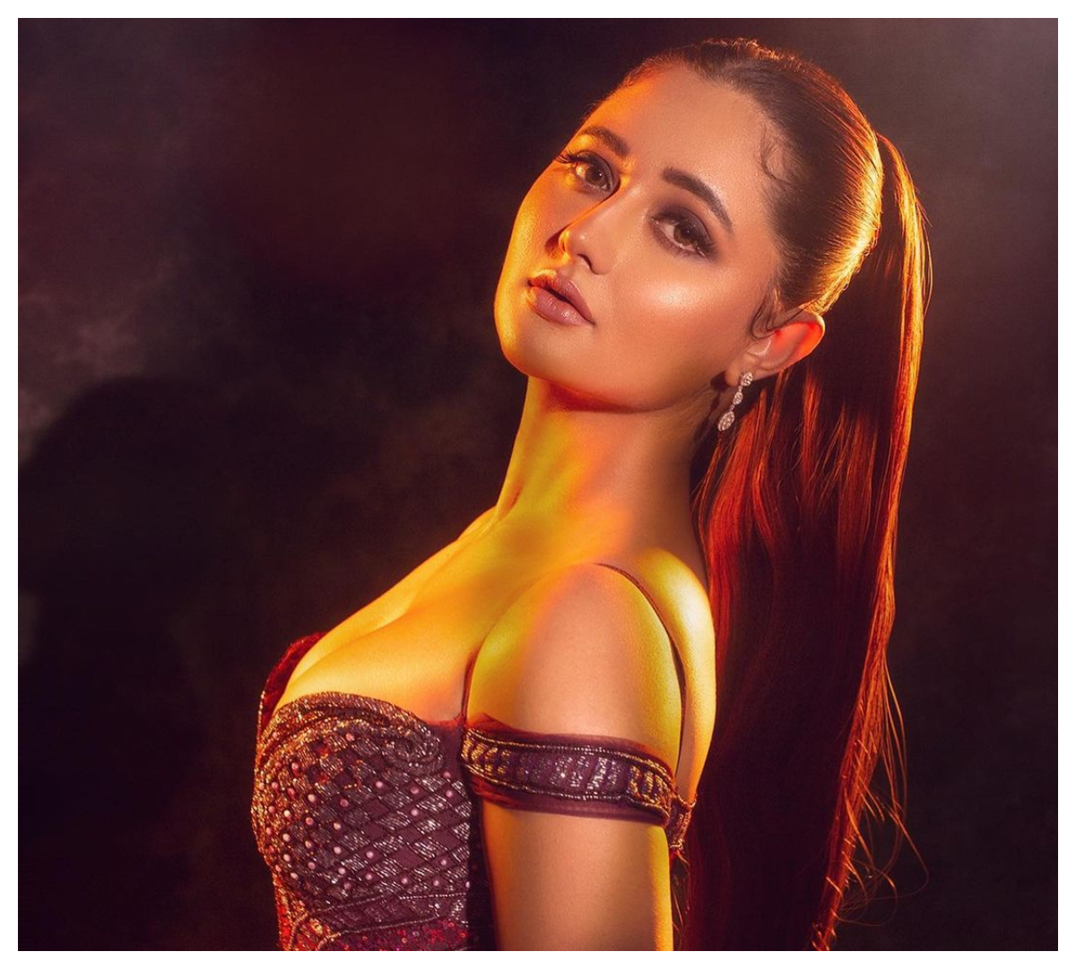 Rashami Desai | మెరిసే డ్రెస్‌లో రష్మీ దేశాయ్ మెరుపులు..