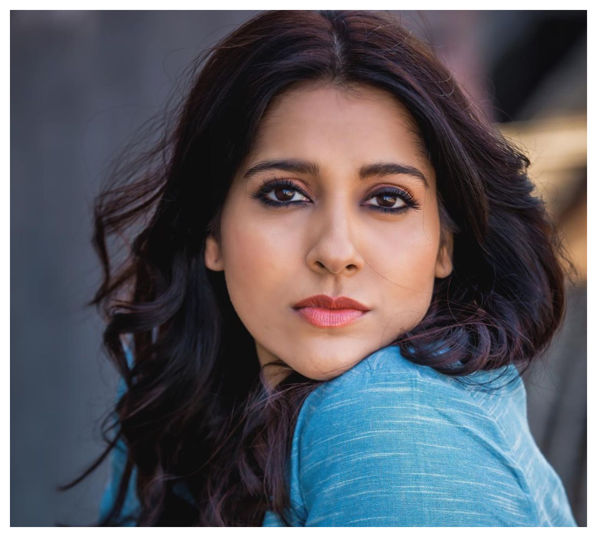 Rashmi Gautam | బ్లూ క‌ల‌ర్ టాప్‌లో రష్మి గౌతమ్ సొగ‌సులు..