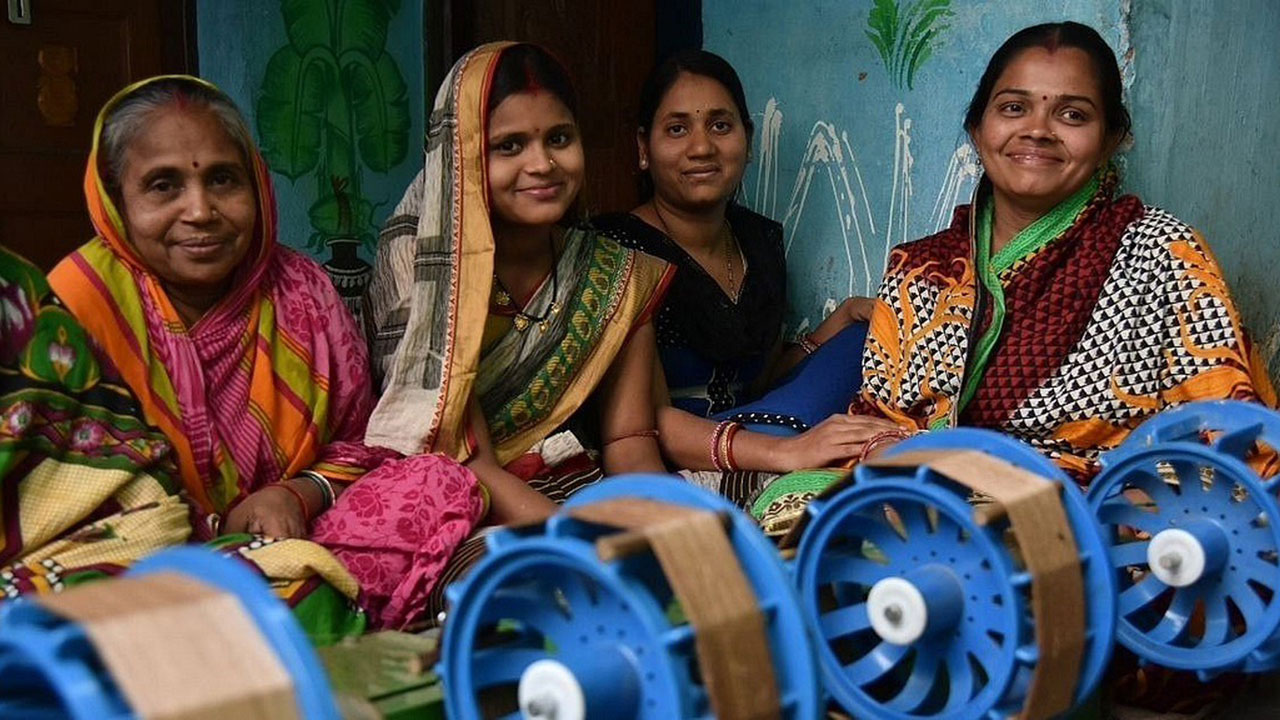40వేల మంది మ‌హిళ‌ల‌ను ఆదుకున్న రేషం సూత్ర‌.. ఏం చేసిందంటే..