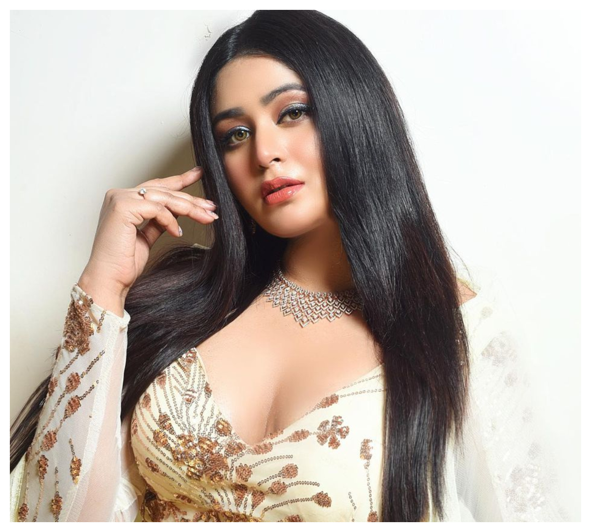 Ritabhari Chakraborty | అందంతో కుర్రకారు మైండ్ బ్లాక్ చేస్తున్న రీతాభరి చక్రవర్తి..