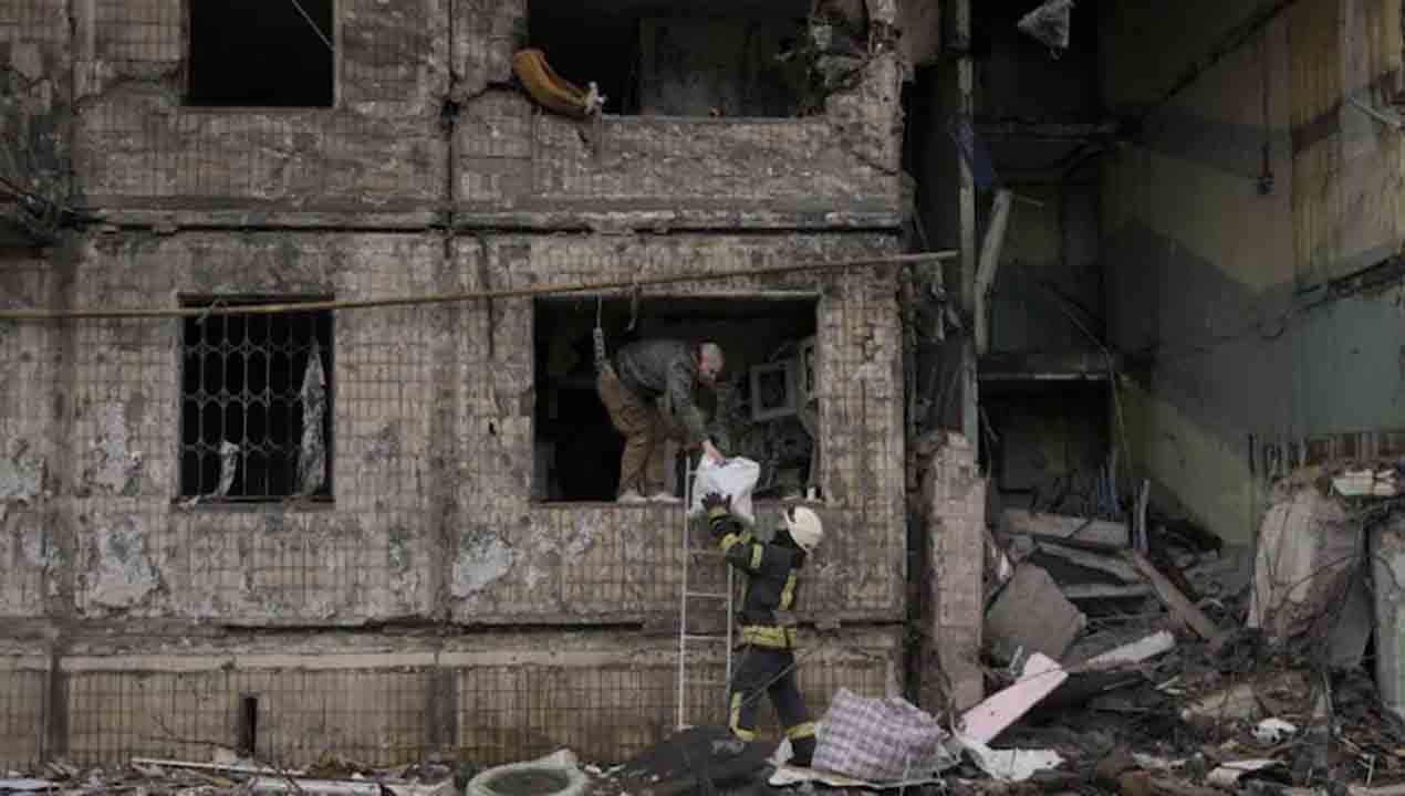 400 మంది ఆశ్రయం పొందిన ఉక్రెయిన్‌ స్కూల్‌పై రష్యా బాంబు దాడి