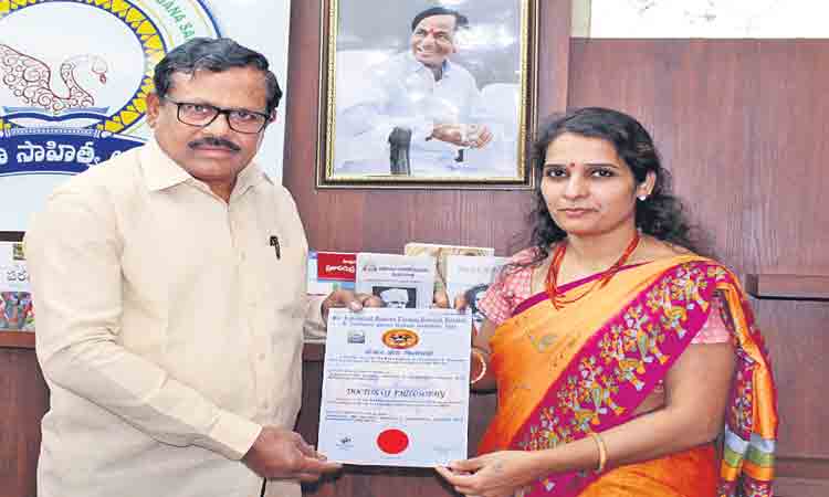 పీహెచ్‌డీ చేసిన తొలి సంచార జాతి మహిళ రాజ్యలక్ష్మి