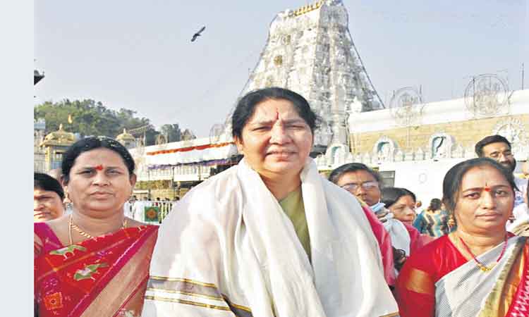 వెంకన్న సన్నిధిలో మంత్రి సత్యవతి