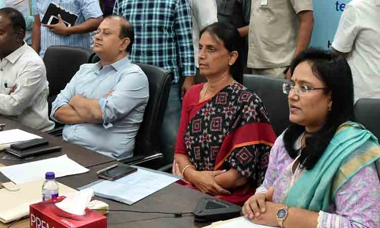 విద్యార్థులకు కొత్త యూనిఫామ్‌లు