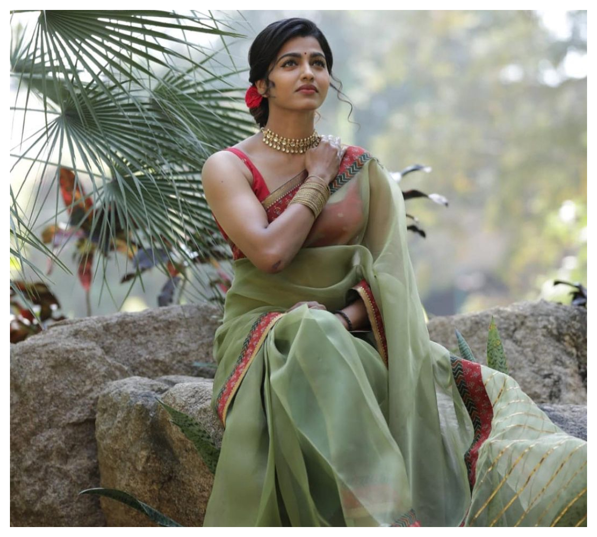 Sai Dhanshika | చిలుకపచ్చ చీరలో అందాల ముద్దుగుమ్మ సాయి ధన్షిక..