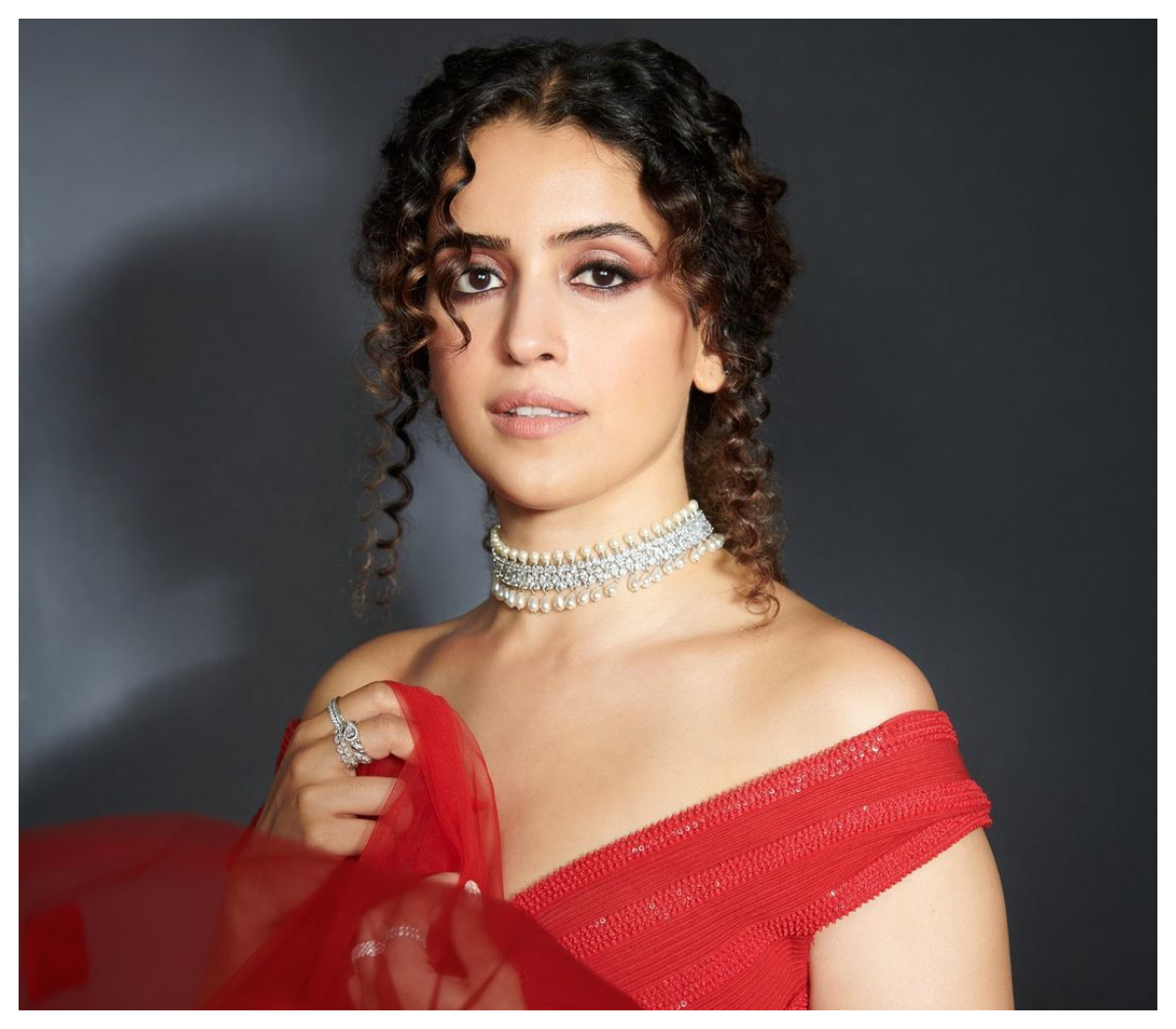 Sanya Malhotra | చూపులతో మత్తెక్కిస్తున్న సన్యా మల్హోత్రా..