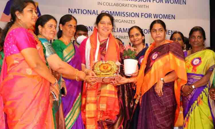 సీఎం కేసీఆర్ మ‌హిళా బంధుగా నిలిచిపోతారు : మంత్రులు స‌త్య‌వ‌తి, స‌బిత