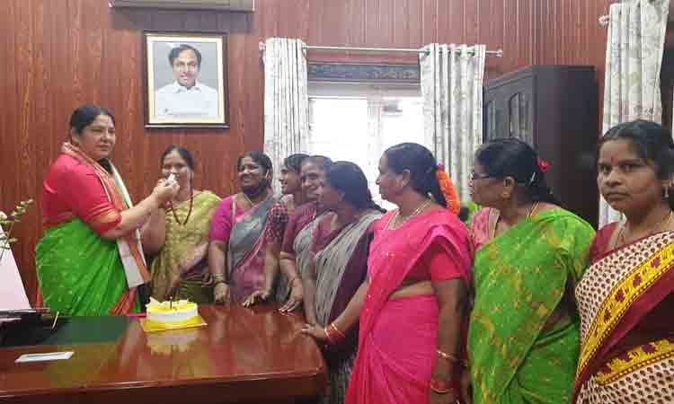 అంగ‌న్‌వాడీల‌తో క‌లిసి కేక్ క‌ట్ చేసిన మంత్రి స‌త్య‌వ‌తి రాథోడ్