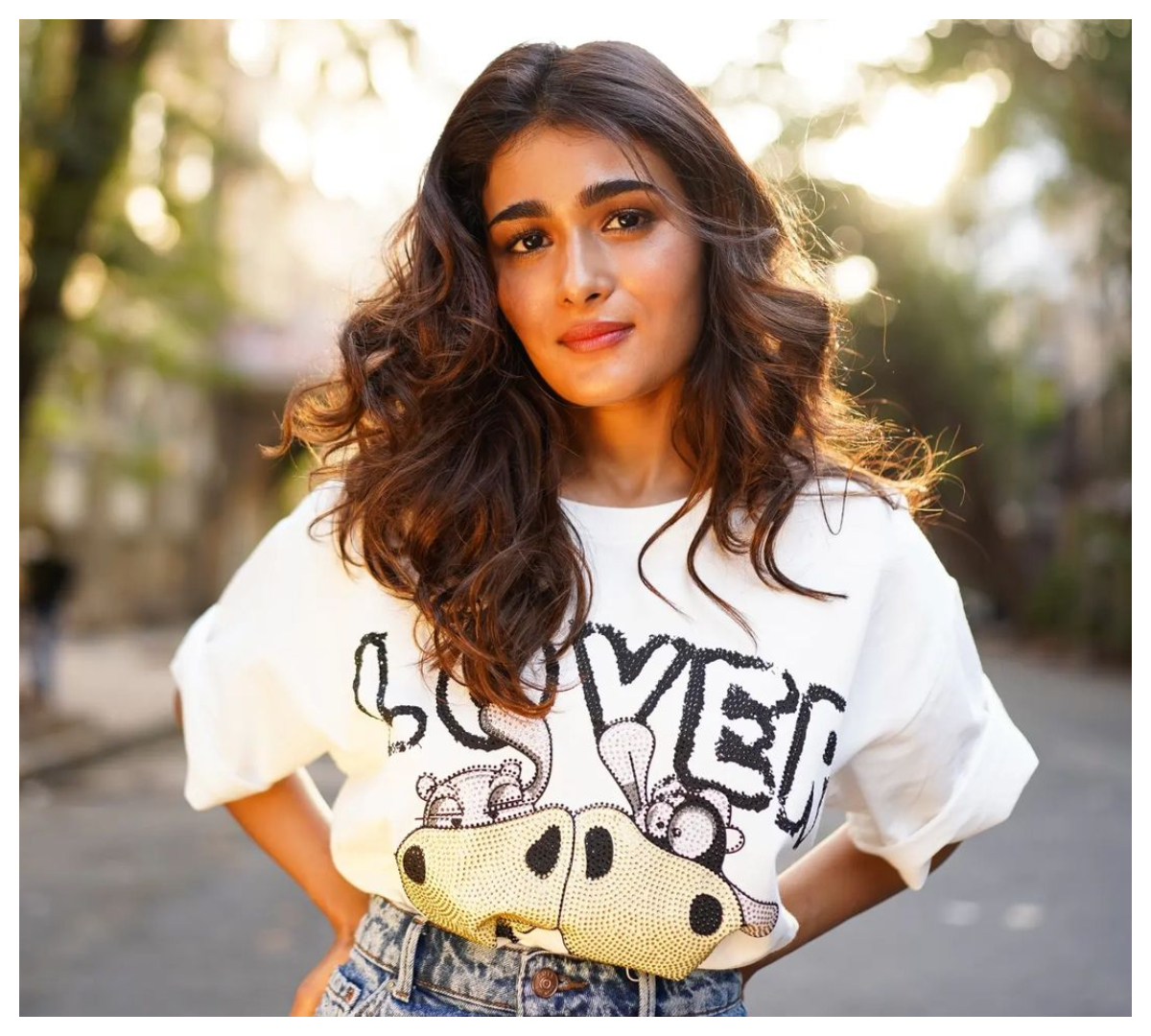 Shalini Pandey | వైట్ కలర్ డ్రెస్‌లో కేకపెట్టిస్తున్న షాలిని పాండే..