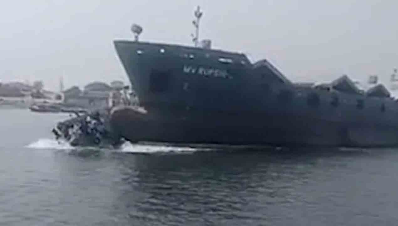 Viral Video: బోటును ముంచేసిన పెద్ద నౌక… పదుల సంఖ్యలో మృతి, పలువురు గల్లంతు