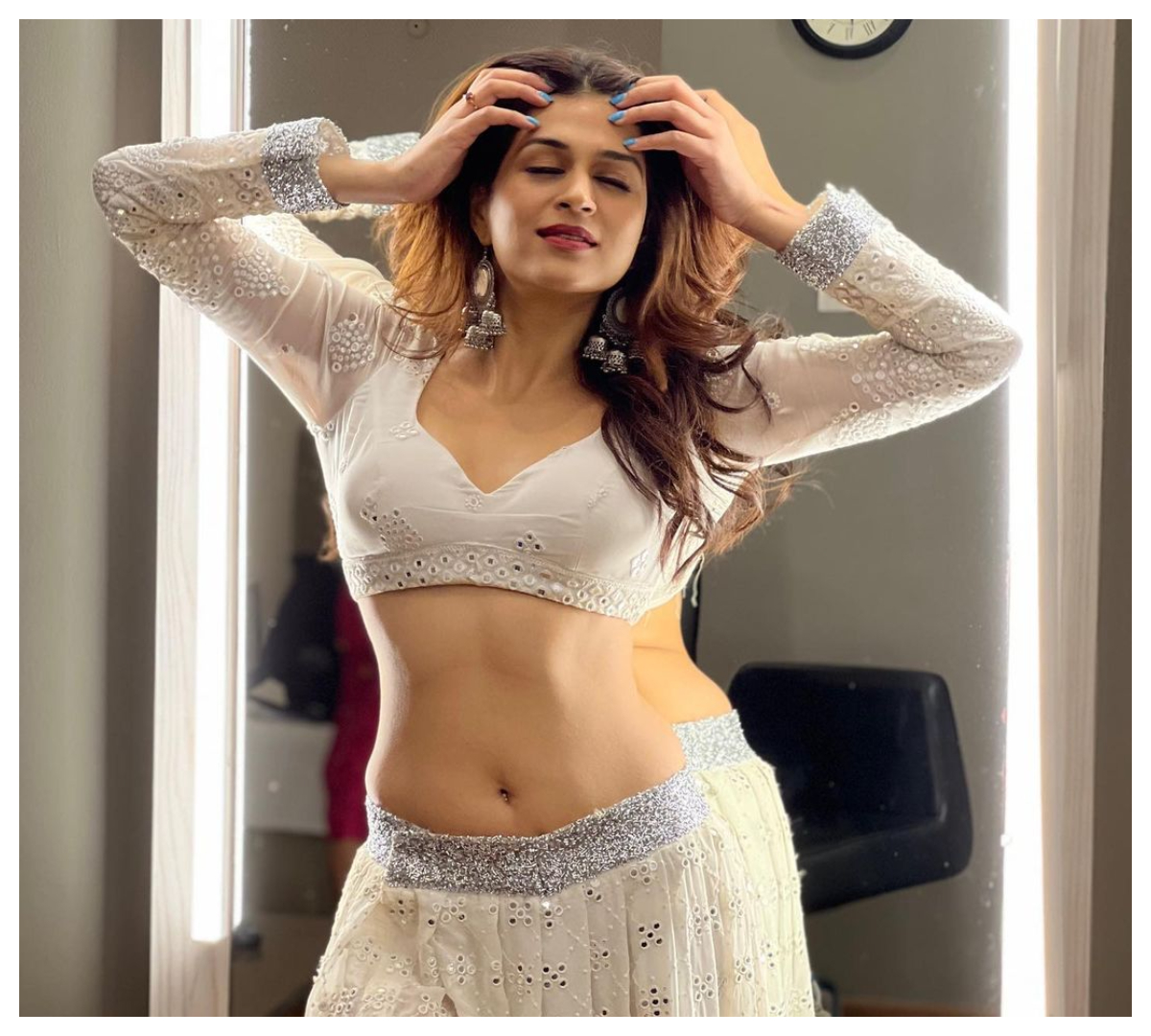 Shraddha Das | వైట్ క‌ల‌ర్ డ్రెస్‌లో వయ్యారాలు ఒలకబోస్తున్న శ్రద్ధా దాస్