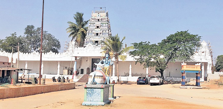 వీరభద్రుడికి వేలాది దండాలు