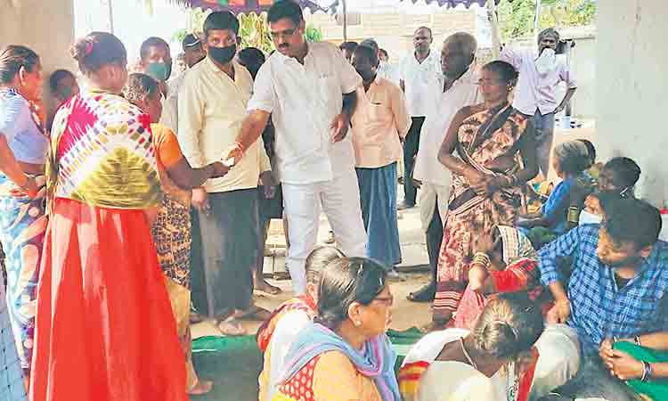 మృతుల కుటుంబాలకు ఆర్థిక సాయం