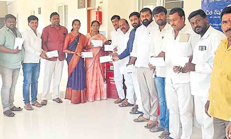 ధాన్యాన్ని కేంద్రం కొనాల్సిందే..