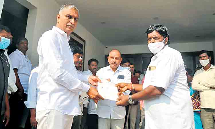 నిరుపేదలకు సీఎంఆర్‌ఎఫ్‌ సంజీకవని