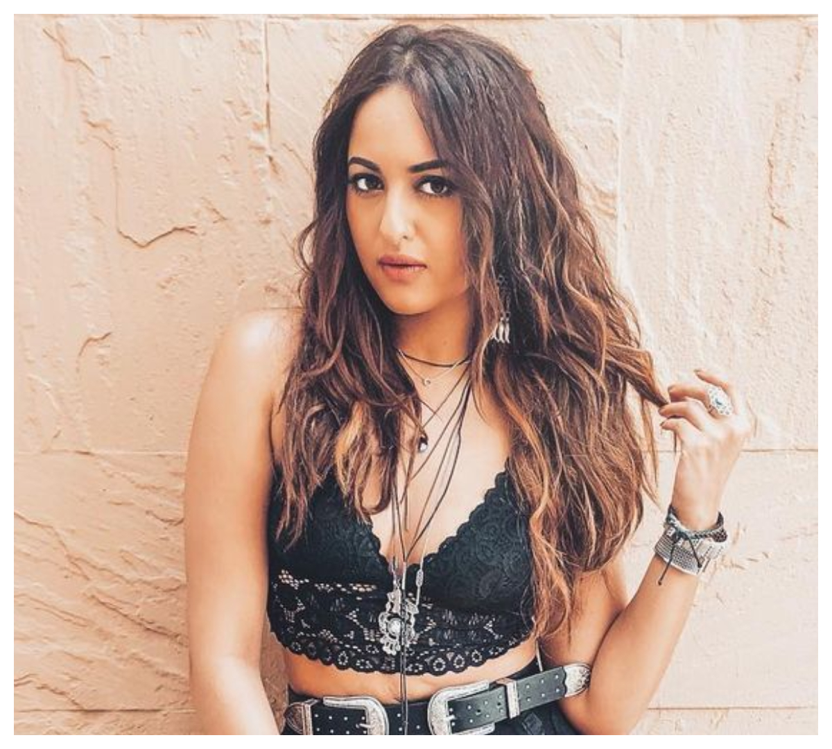 Sonakshi Sinha | బ్లాక్ క‌ల‌ర్ డ్రెస్‌లో హీటెక్కిస్తున్న సోనాక్షి సిన్హా..