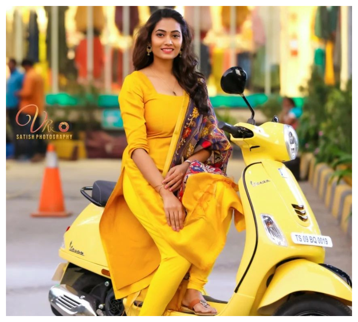 Spandana Palli | ప‌సుపు రంగు డ్రెస్‌లో మనసు దొచేస్తున్న స్పందన పల్లి