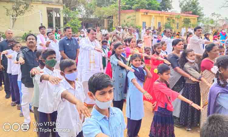 విద్యార్థులతో కలిసి ప్రార్థన చేసిన స్పీకర్ పోచారం శ్రీనివాస్ రెడ్డి