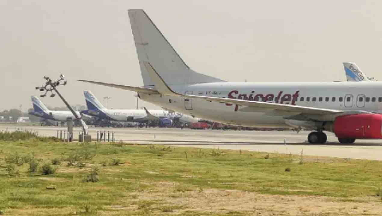 Video: టేకాఫ్‌కు ముందు… ఎయిర్‌పోర్ట్‌లో స్తంభాన్ని ఢీకొట్టిన విమానం