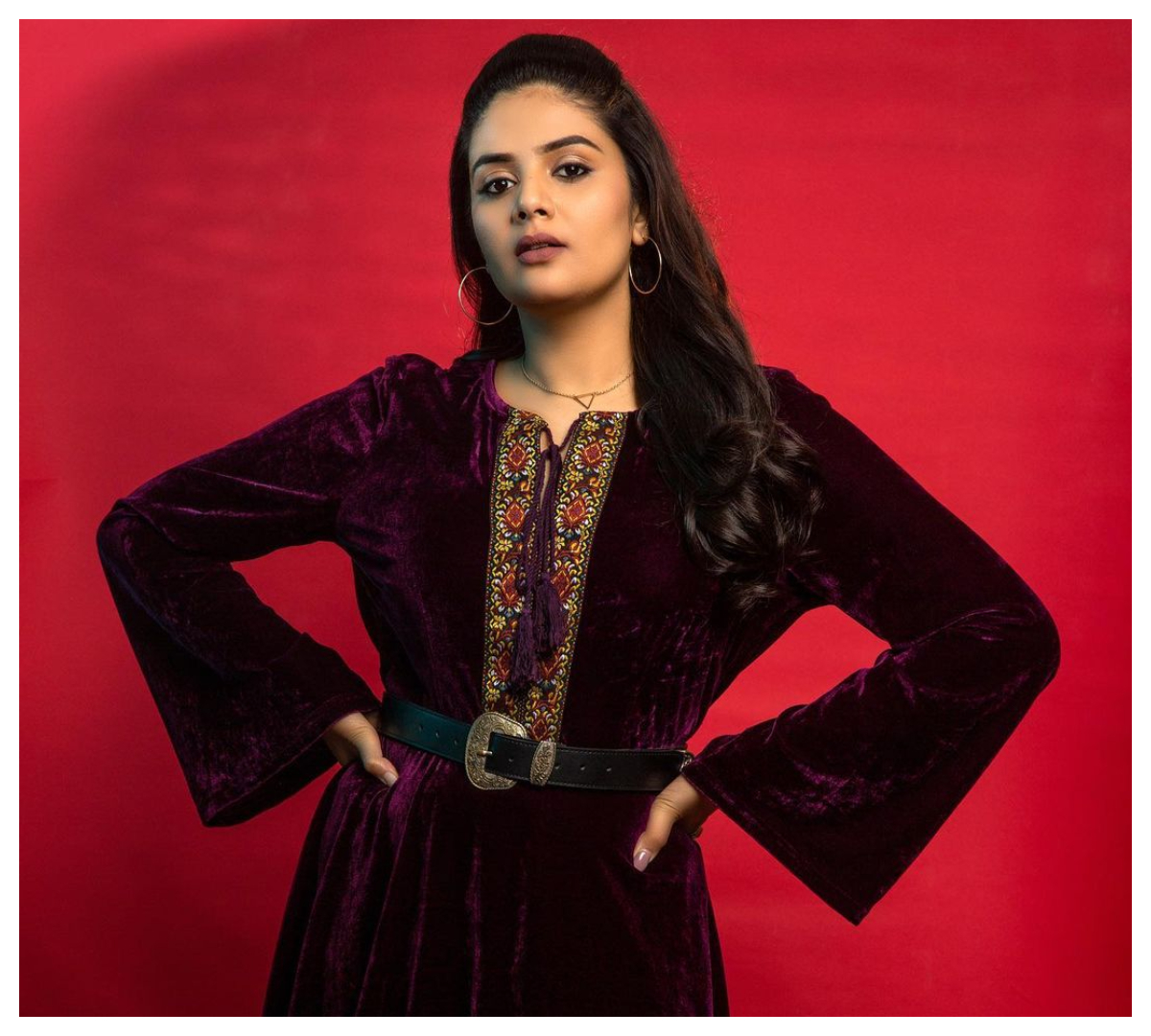 Sreemukhi | మెరూన్ కలర్ డ్రెస్‌లో శ్రీముఖి హొయలు..