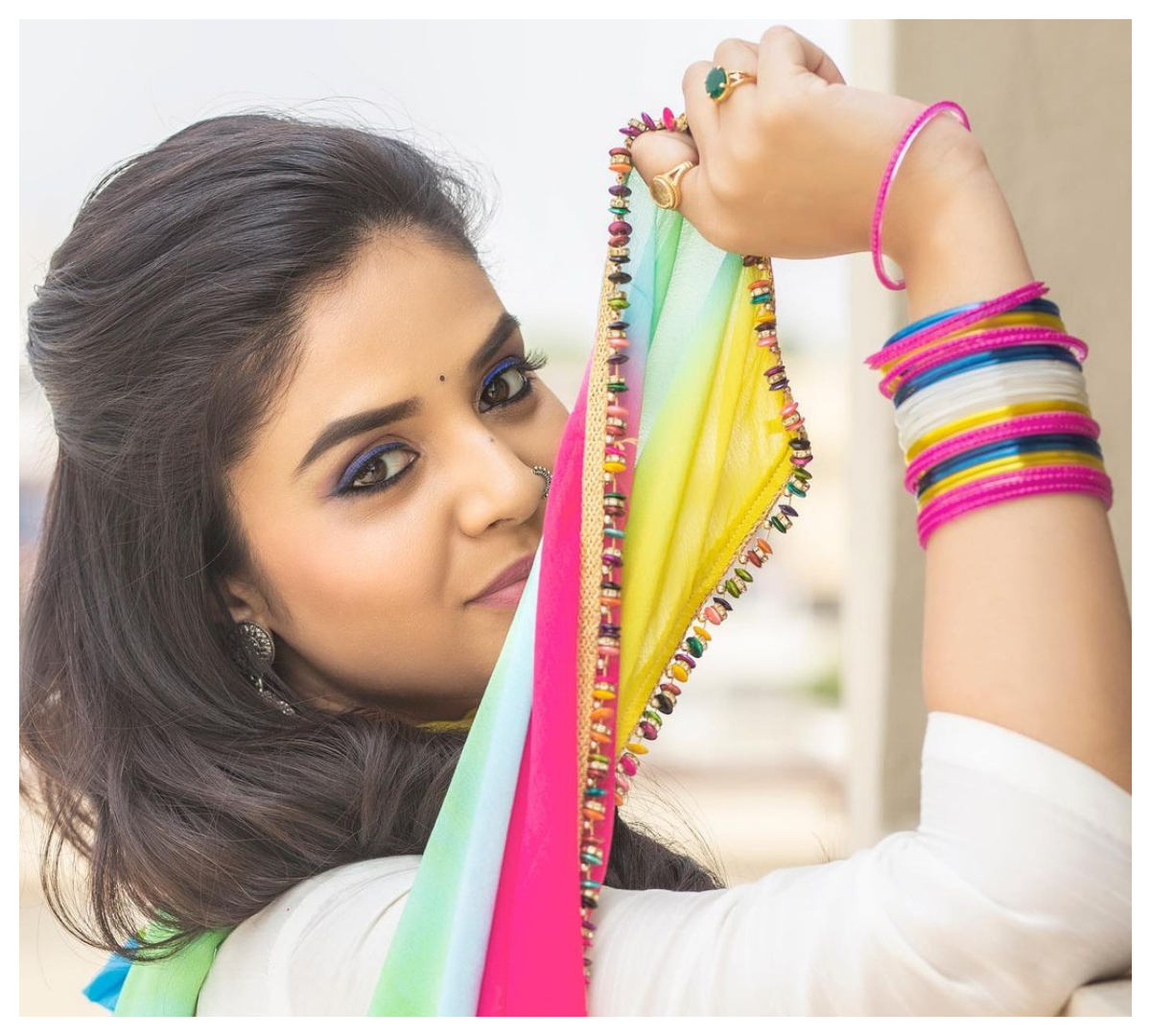 Sreemukhi | వైట్ కలర్ డ్రెస్‌లో మెస్మరైజ్ చేస్తున్న శ్రీముఖి..