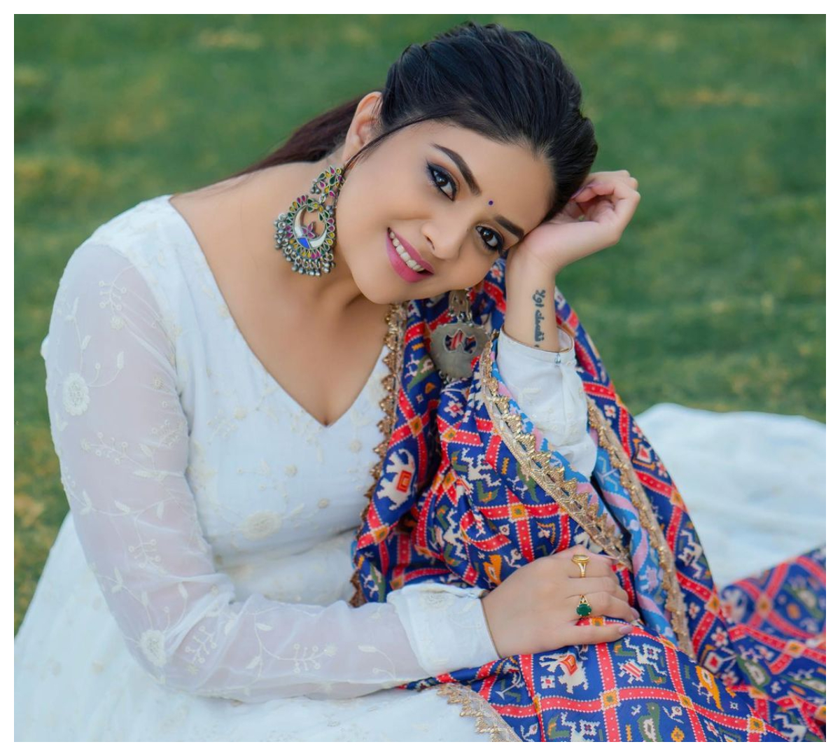 Sreemukhi | వైట్ కలర్ డ్రెస్‌లో శ్రీముఖి మెరుపులు..