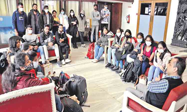 స్వస్థలాలకు 450 మంది తెలంగాణ విద్యార్థులు