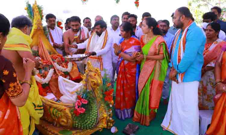 పిల్లలమర్రి ఆలయాల్లో మంత్రి జగదీశ్‌రెడ్డి ప్రత్యేక పూజలు