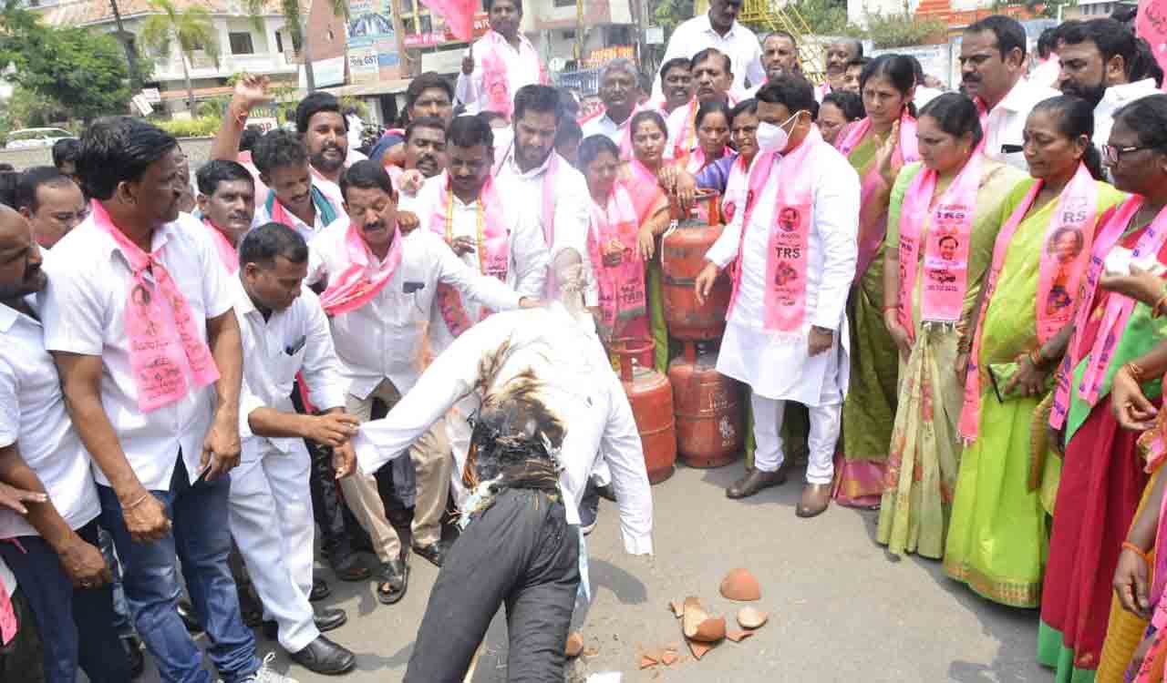 Telangana | పెంచిన గ్యాస్‌, పెట్రోల్‌ ధరలపై భగ్గుమన్న జనం..వాడవాడలా హోరెత్తిన నిరసనలు