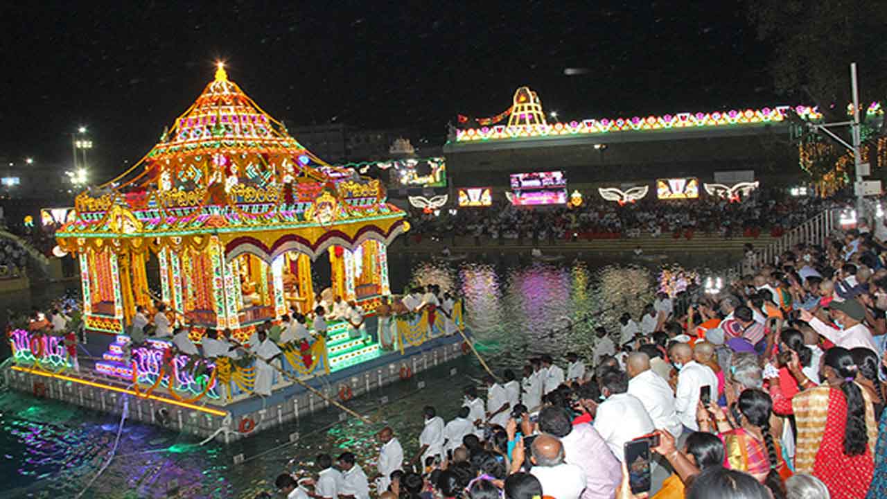 తెప్పపై రుక్మిణి సమేత శ్రీకృష్ణస్వామి అభయం