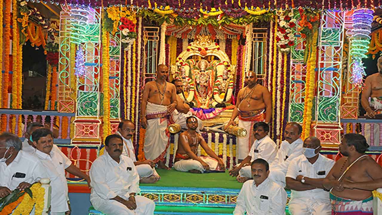 తెప్పపై శ్రీ‌దేవి, భూదేవి స‌మేత శ్రీ మ‌ల‌య‌ప్ప స్వామి క‌టాక్షం