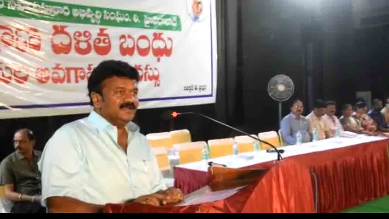 దళితులు ఆర్ధికంగా అభివృద్ధి సాధించాలి : మంత్రి త‌ల‌సాని