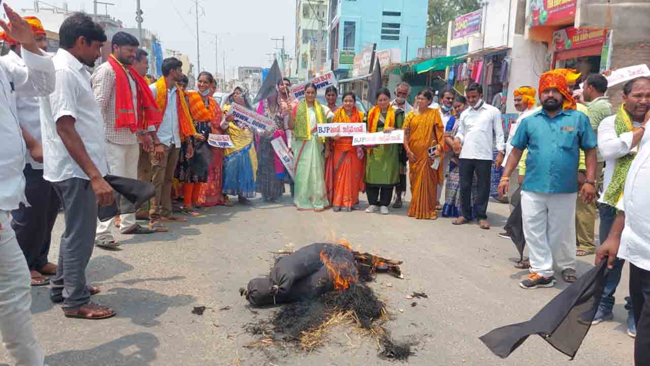 కేంద్ర ప్రభుత్వంపై గిరిజనుల ఆగ్రహం.. మోదీ దిష్టిబొమ్మ ద‌హ‌నం