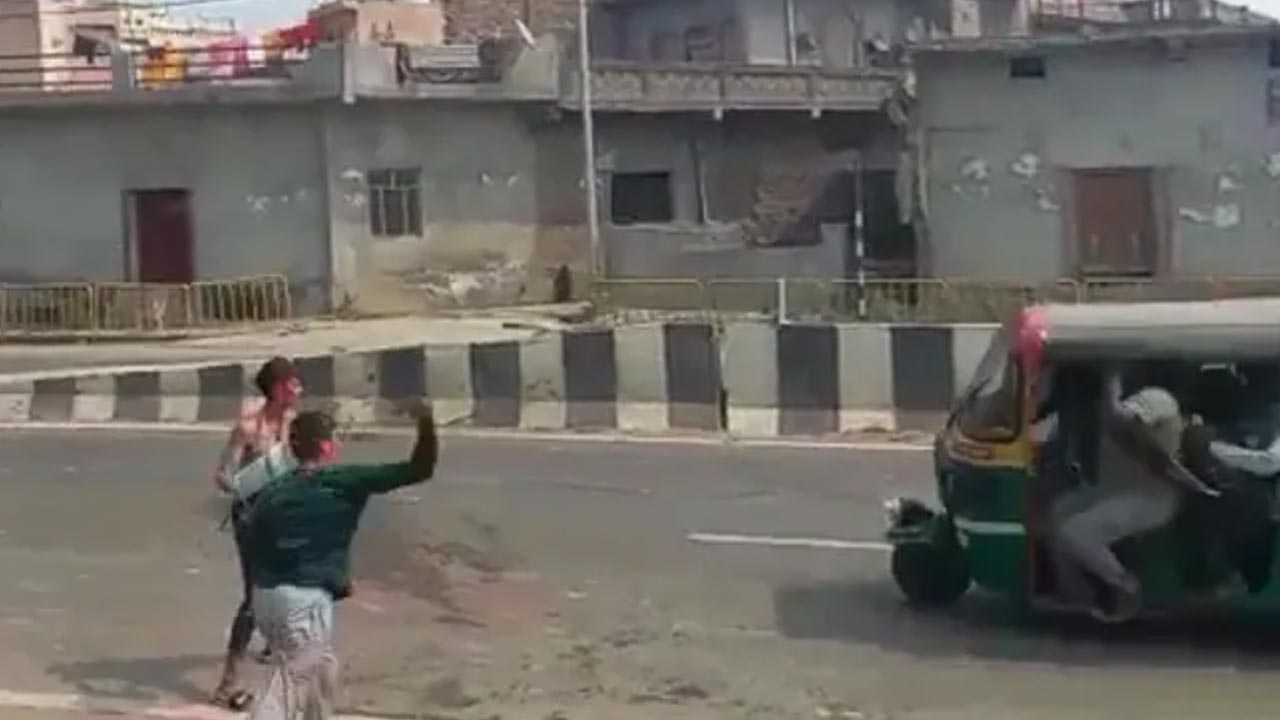 రోడ్డుపై హోలీ.. అదుపుతప్పి బోల్తాపడిన ఆటో