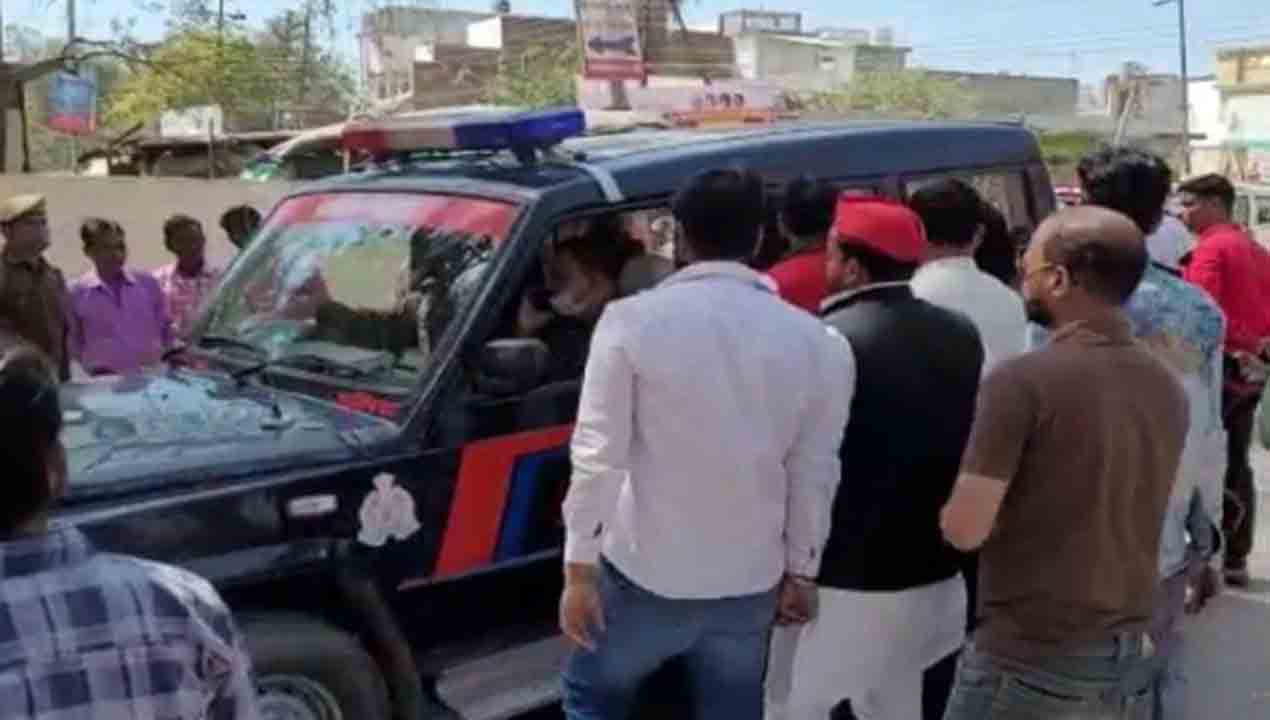 ఈవీఎంలకు కాపలా కాసిన… ఎస్పీ కార్యకర్తలపై కేసులు